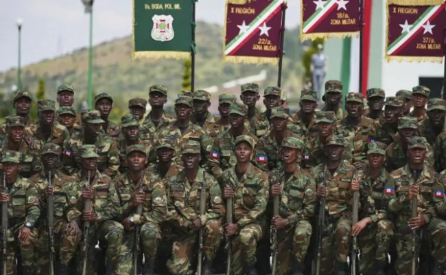 Volverán a su país a enfrentar las pandillas; 143 soldados haitianos completan entrenamiento militar en México