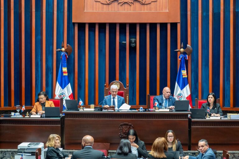 Senado aprueba Código de Trabajo sin cambios en la cesantía, pese a presión mediática