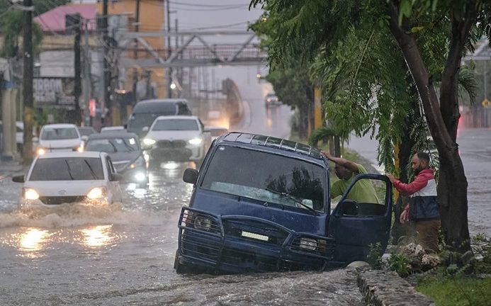 ‘Melissa’ golpea Jamaica; llega a la isla de Cuba con categoría 4