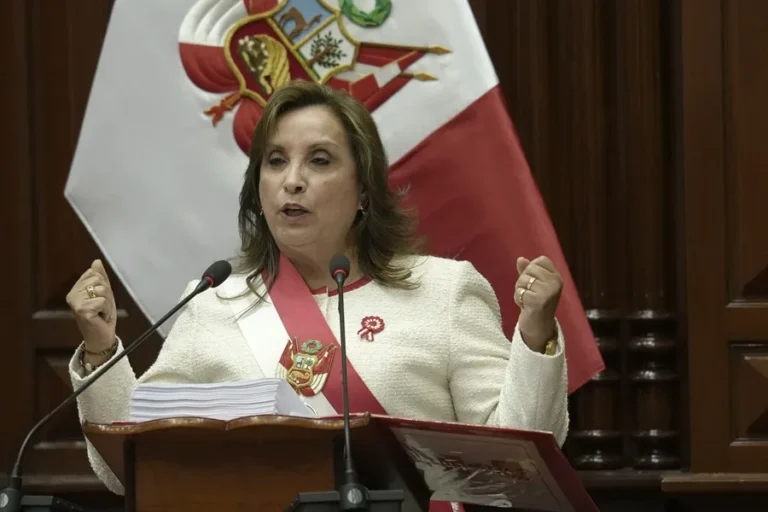 Dina Boluarte dice que no buscará asilo tras su destitución como presidenta de Perú