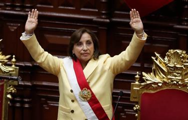 Destitución relámpago: Dina Boluarte deja la presidencia bajo presión del congreso en Perú