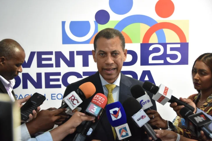 Guido Gómez Mazara le devuelve la bola a Danilo Medina