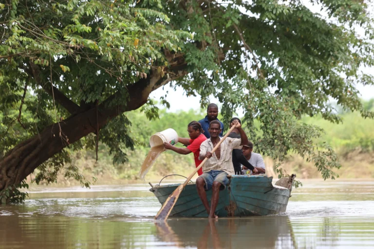 Solo un yolero auxilia los residentes de La Victoria