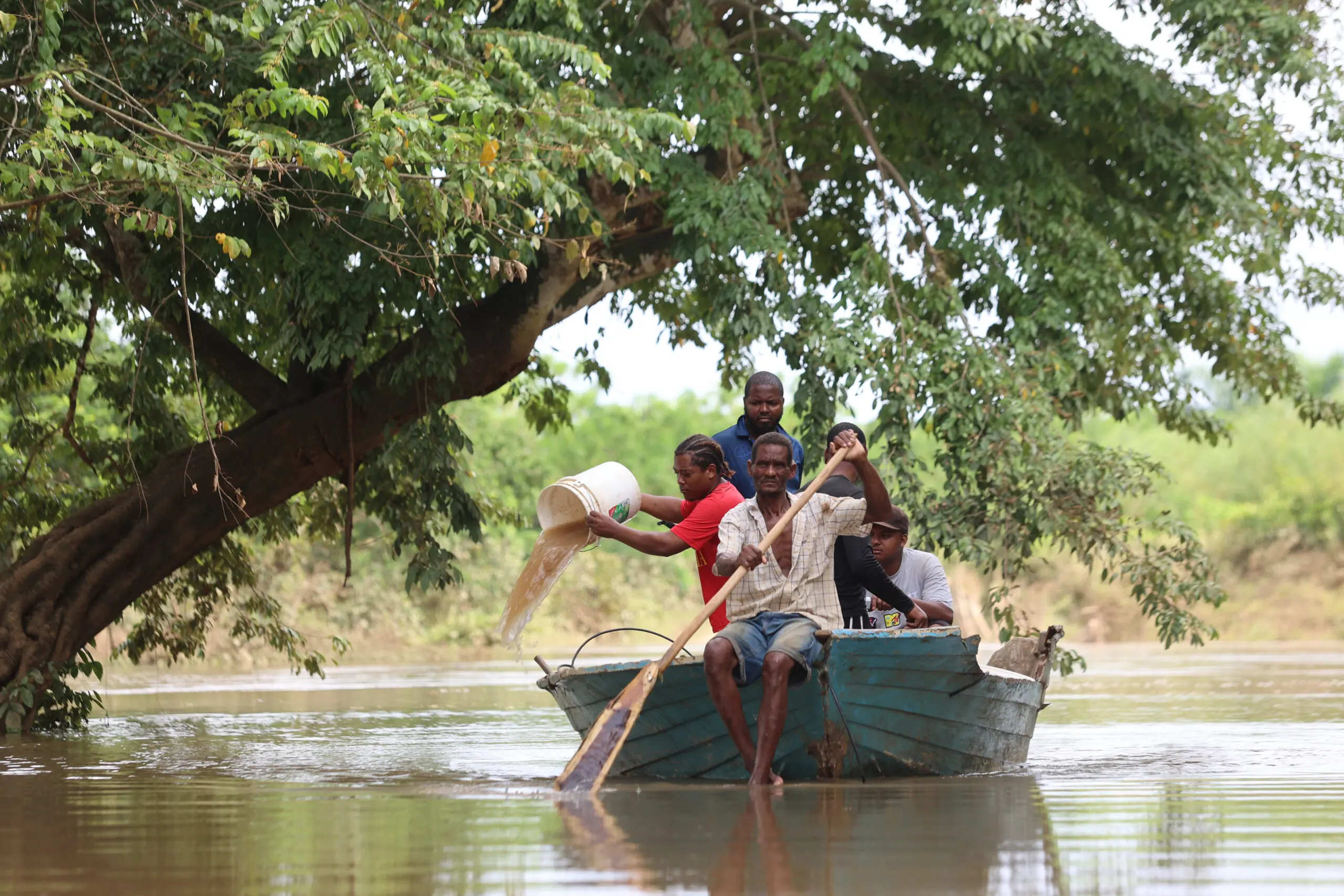 Solo un yolero auxilia los residentes de La Victoria
