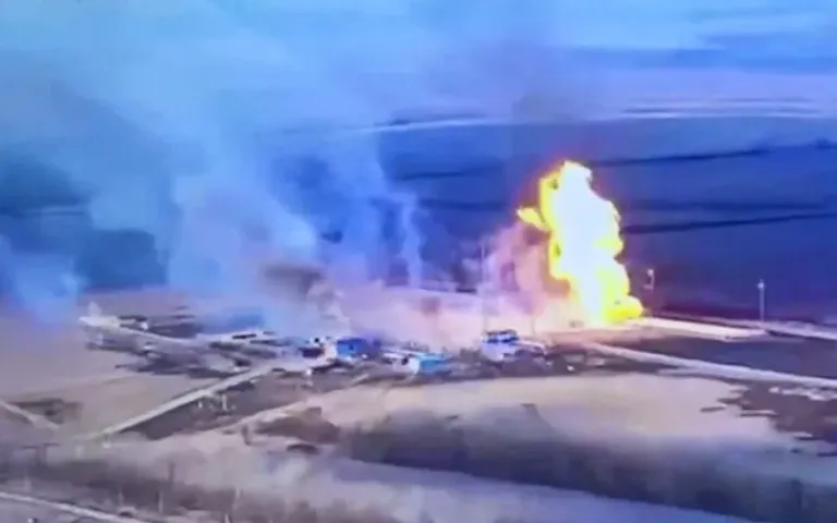 Ucrania bombardeó una terminal petrolera rusa y provocó un incendio masivo en un punto militar clave