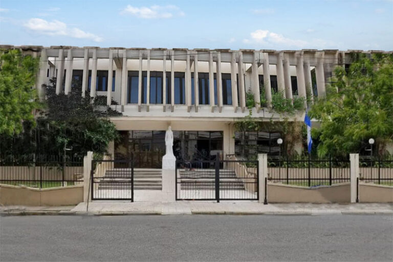 MP y PN arrestan alguacil implicado en muerte de un joven al frente de palacio judicial de SFM