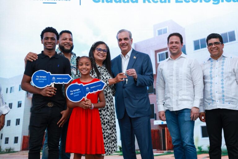 Presidente Abinader entrega 488 apartamentos en SD Este