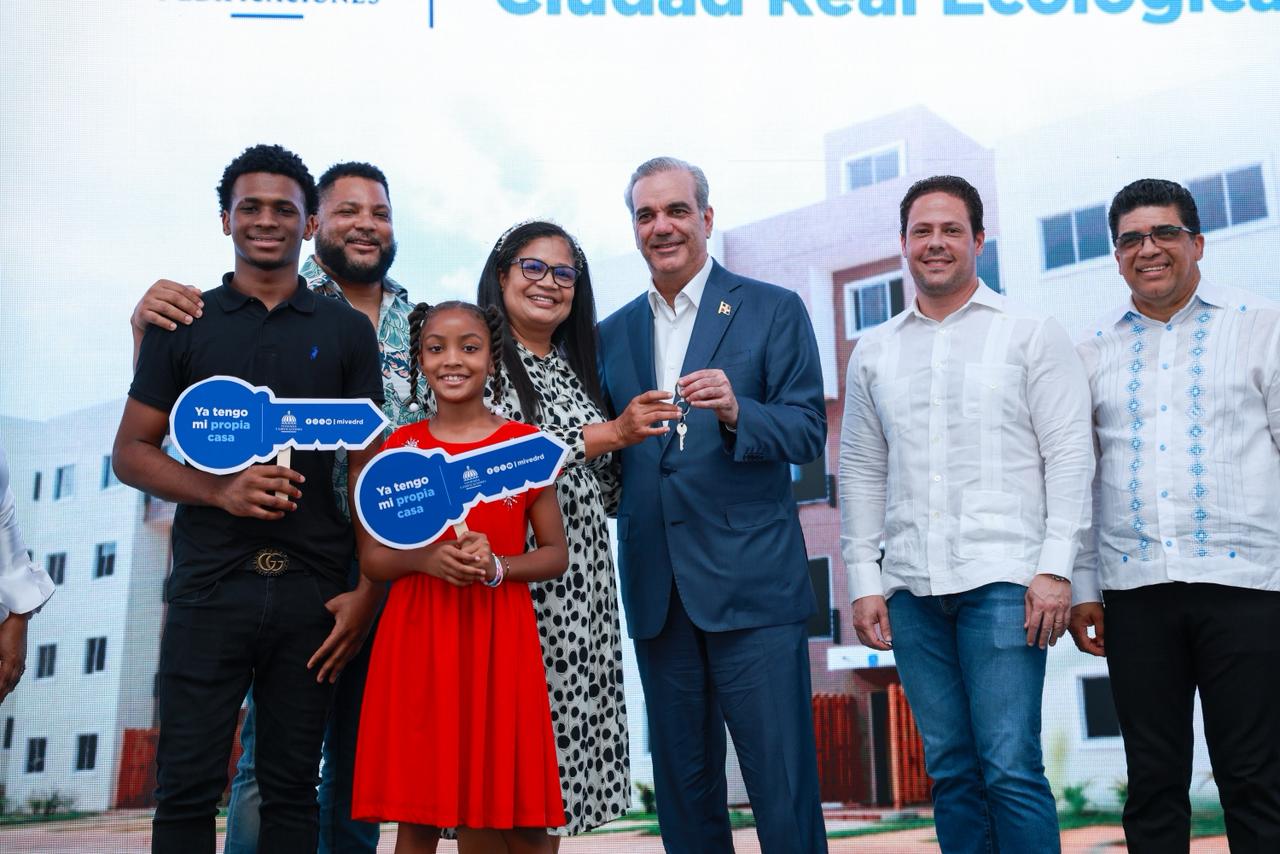 Presidente Abinader entrega 488 apartamentos en SD Este
