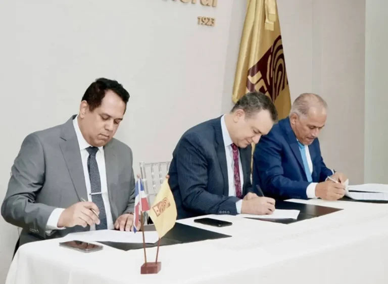 JCE firma contrato para renovación de cédula