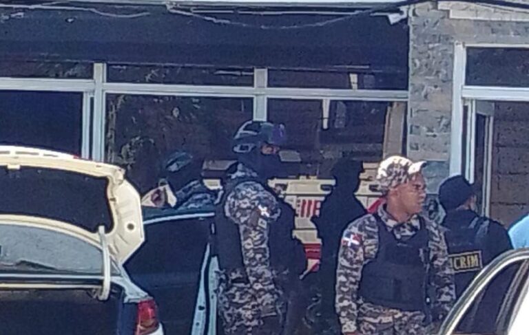 Arrestan 11 policías por muerte de cinco hombres en Santiago