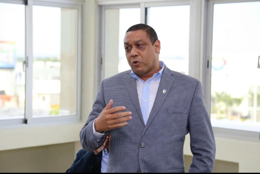 Exregidor SDE atribuye inundaciones a falta de mantenimiento de imbornales y filtrantes