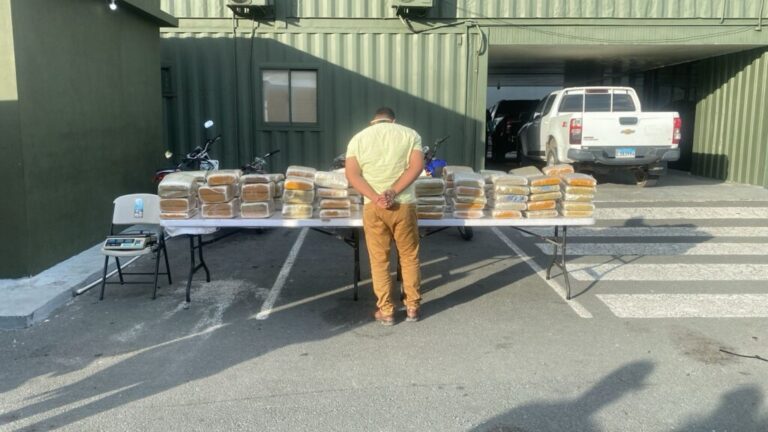 Intervienen 572 libras de marihuana en Baní ocultas en parte trasera de camión