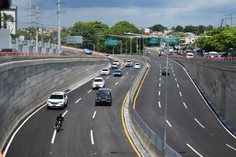 Conductores dicen paso a desnivel sigue siendo un caos en horas pico