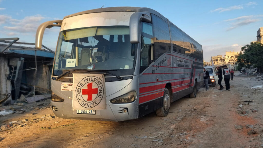 Los primeros prisioneros palestinos liberados por Israel llegan a su destino en Ramala