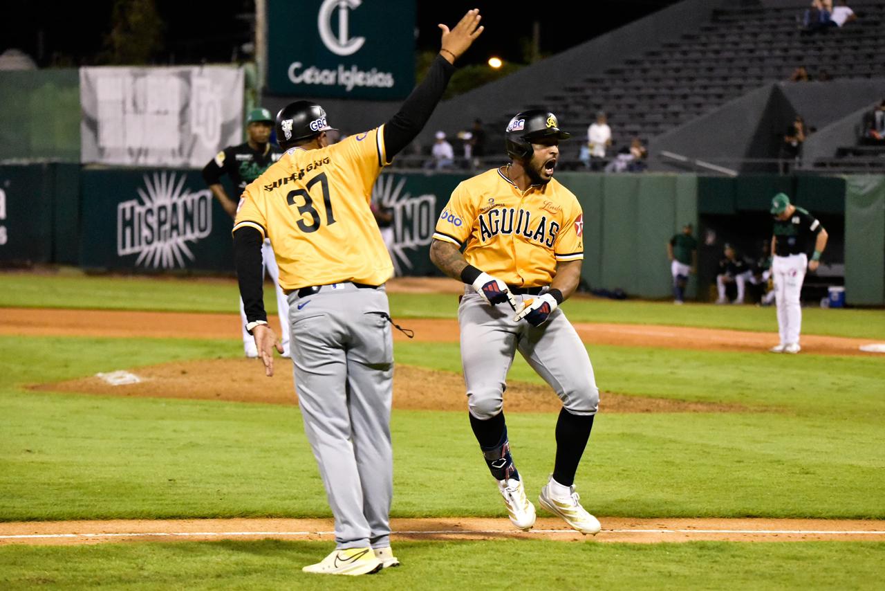 Aguilas siguen líderes; Licey y Leones ganan en beisbol de RD