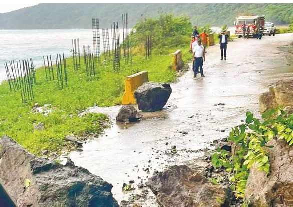 Inundaciones en Barahona obligan a sacar familias