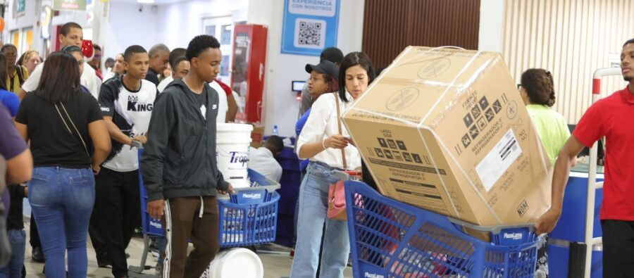 Compras navideñas en Black Friday lleva multitudes a los comercios