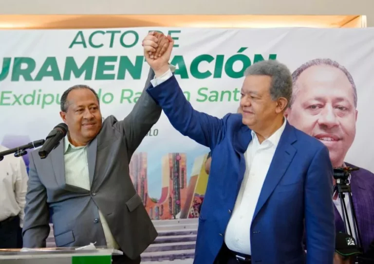 Expresidente del PRM en Padre Las Casas, Ramón Santana, y líderes de Azua son juramentados por Leonel en la FP