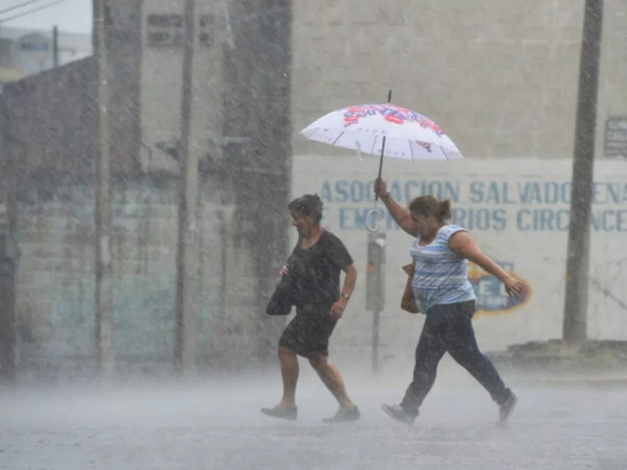 ¡Otro día bajo agua! Vaguada continuará generando lluvias sobre el país