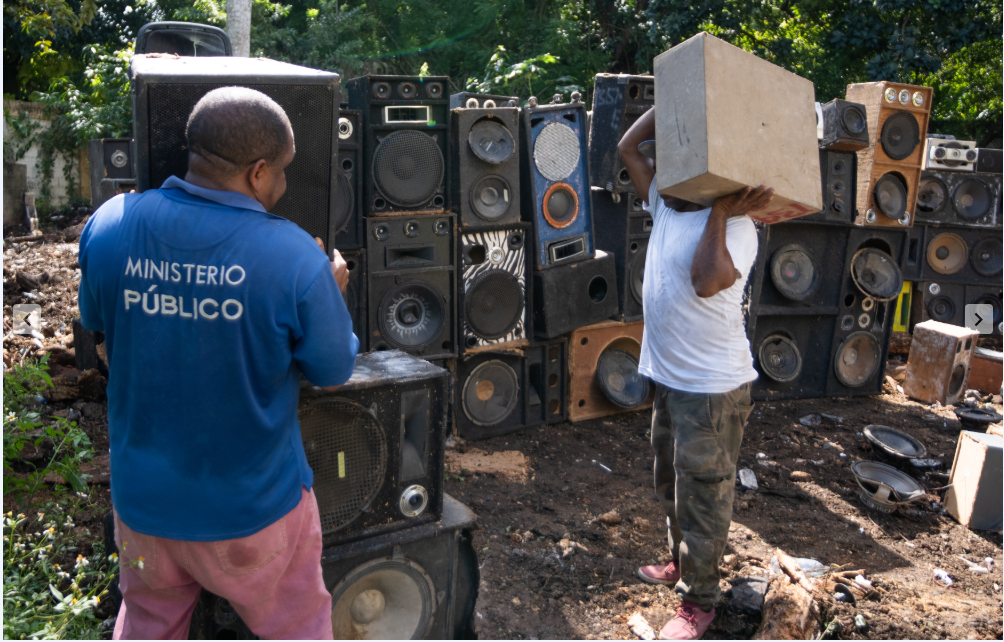 Autoridades destruyen más de 6,500 equipos usados para contaminación sónica