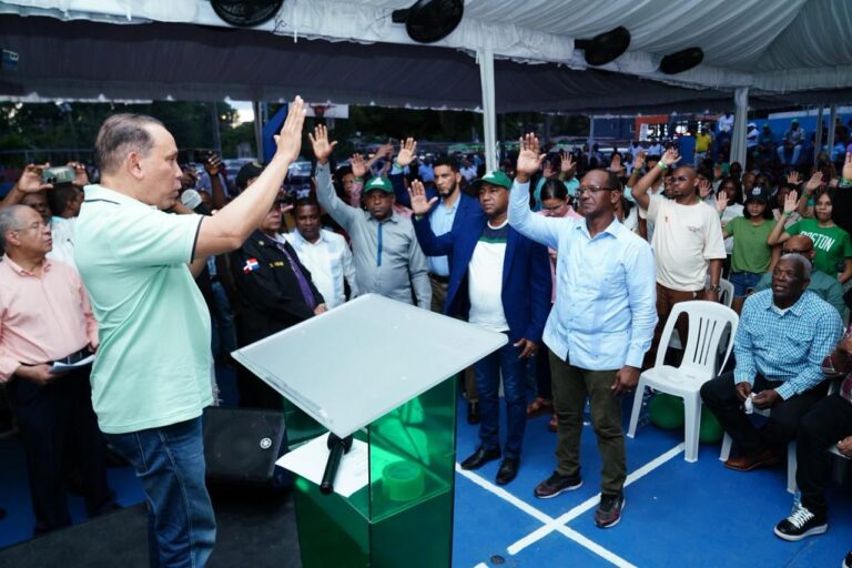 Regidor del PLD y líderes del PRM se integran a la Fuerza del Pueblo en Santo Domingo Norte