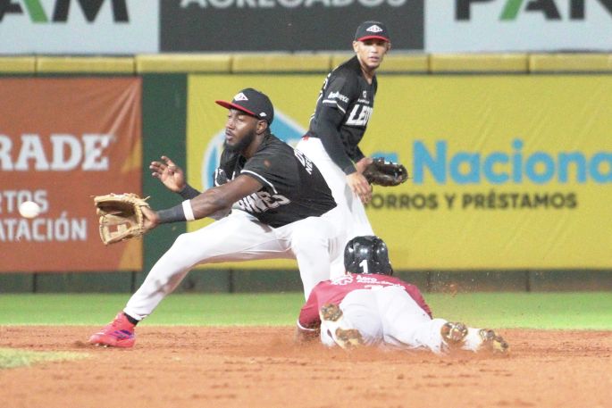 Junior Lake conecta jonrón en victoria Leones; Toros triunfan