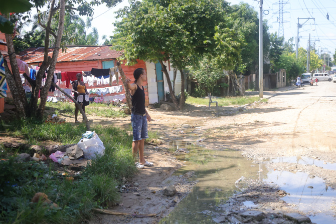 En Las Casitas de San Luis la materia fecal está acabando con los residentes