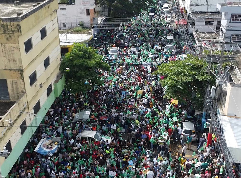 Miles acompañaron a Leonel en marcha contra carestía de vida