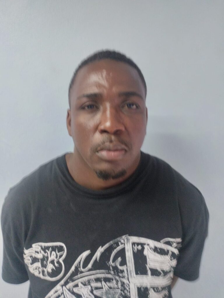 Policía arresta a hombre que recibió más de un millón de pesos por fraude bancario