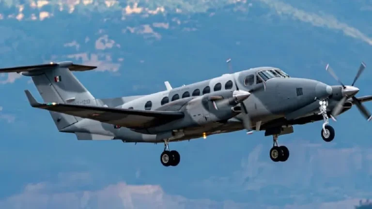 Buscan sobrevivientes tras estrellarse aeronave de la Marina de México en Texas