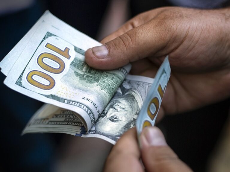 Dólar subió otros 33 cts; este miércoles era vendido a $64.18