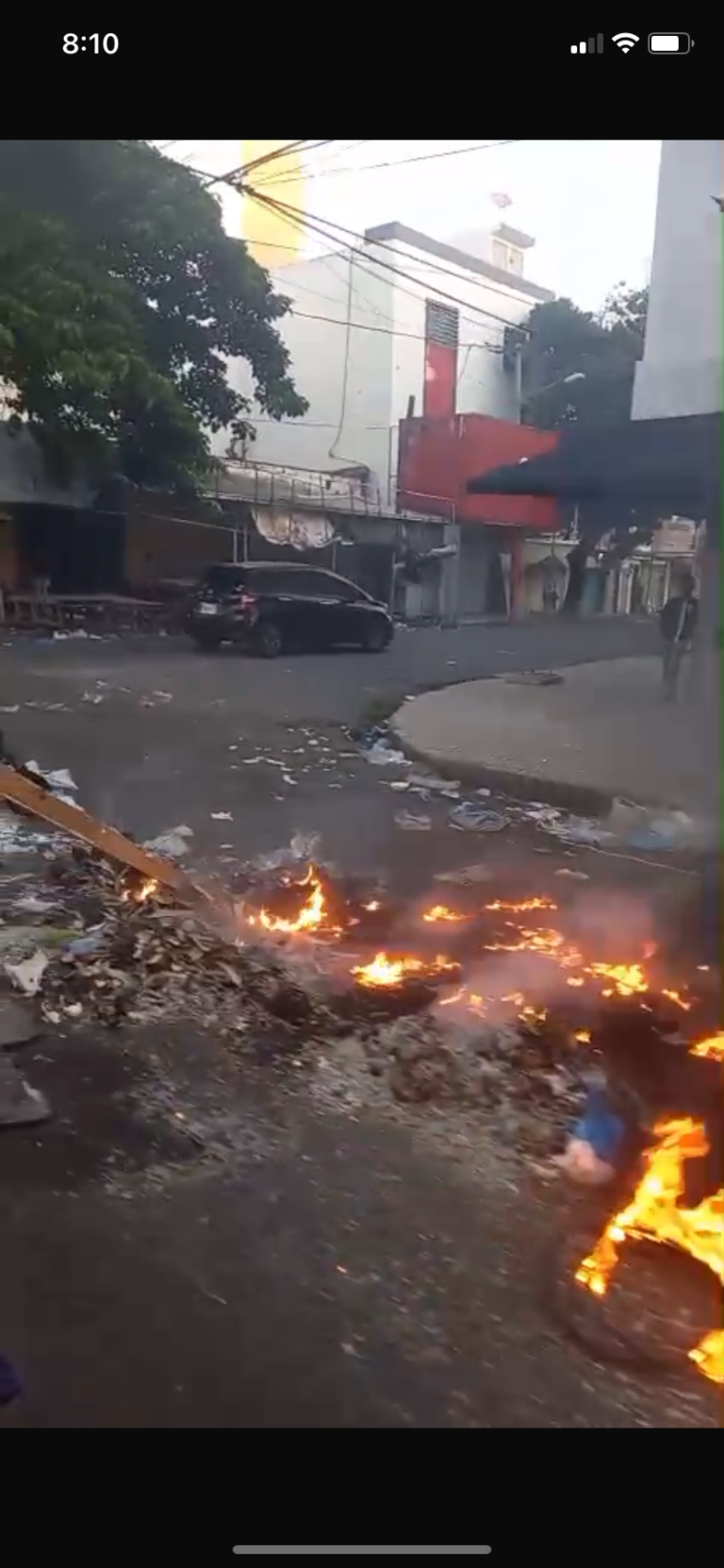 Basura quemada y presencia policial marcan protesta en la avenida 27 de Febrero con José Martín