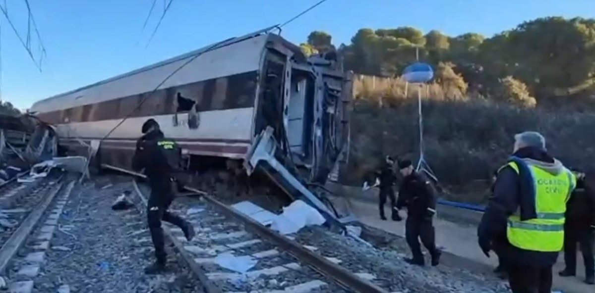 Suman 40 muertos en tren; indagan causa de accidente