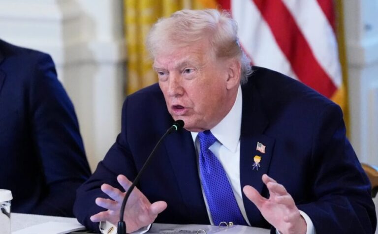 Donald Trump advierte que Cuba no recibirá petróleo de Venezuela