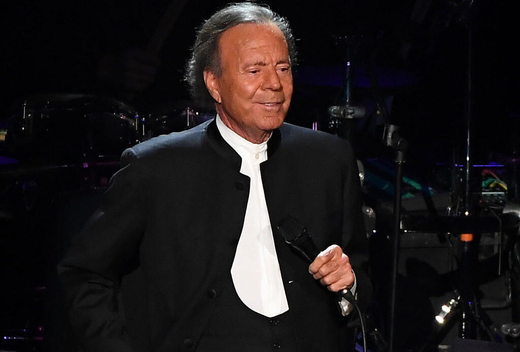 Gobierno de España estudia retirar a Julio Iglesias la Medalla de Oro de las Bellas Artes