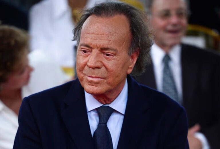 Julio Iglesias, bajo investigación, asegura responderá “muy pronto”