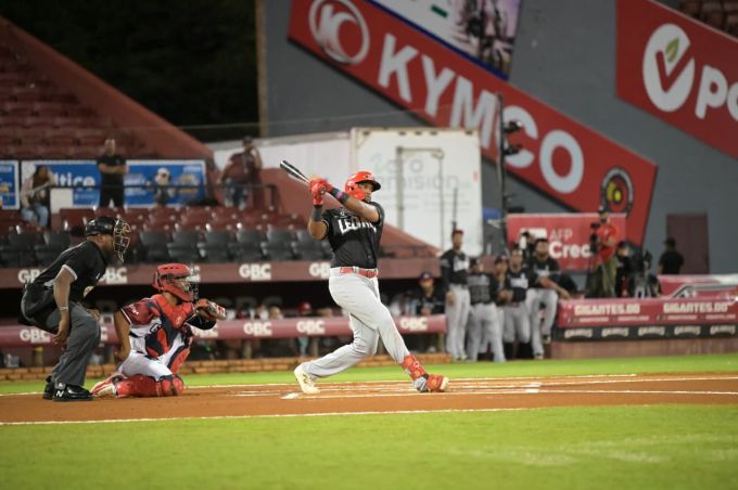 Leones a un paso de la final; Toros desplazan a las Aguilas