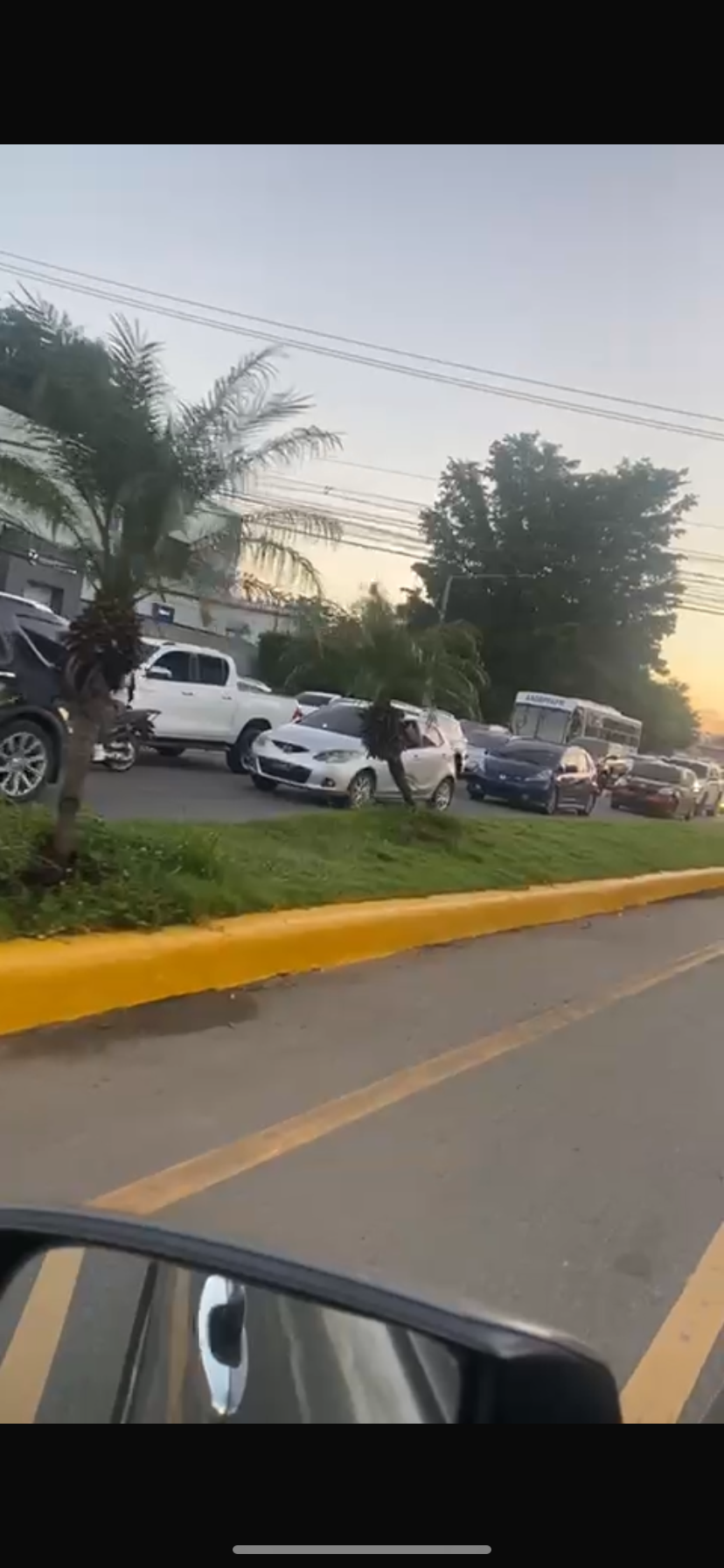 Obras Públicas provoca caos al poner en funcionamiento un retorno en la 27 de febrero