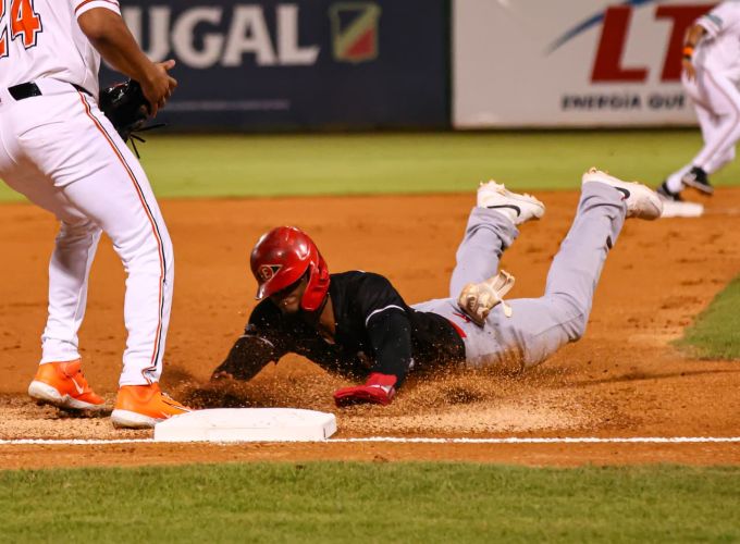Leones dispone Toros; Aguilas sufren pero vencen a Gigantes