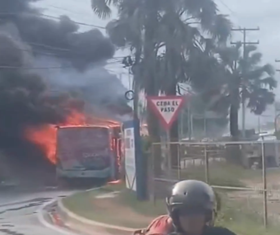 Un autobús de la OMSA se incendia en la Autopista Las Américas