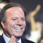 Julio Iglesias trasladó a empleadas a España con visado de turista y salarios de hasta 340 euros
