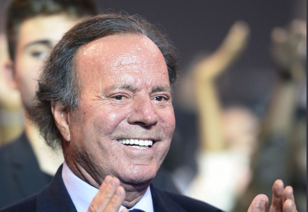 Julio Iglesias trasladó a empleadas a España con visado de turista y salarios de hasta 340 euros