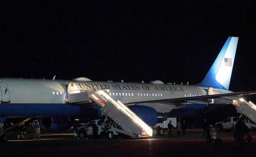 Avión de Trump reporta falla y regresa a EU tras salida hacia Davos