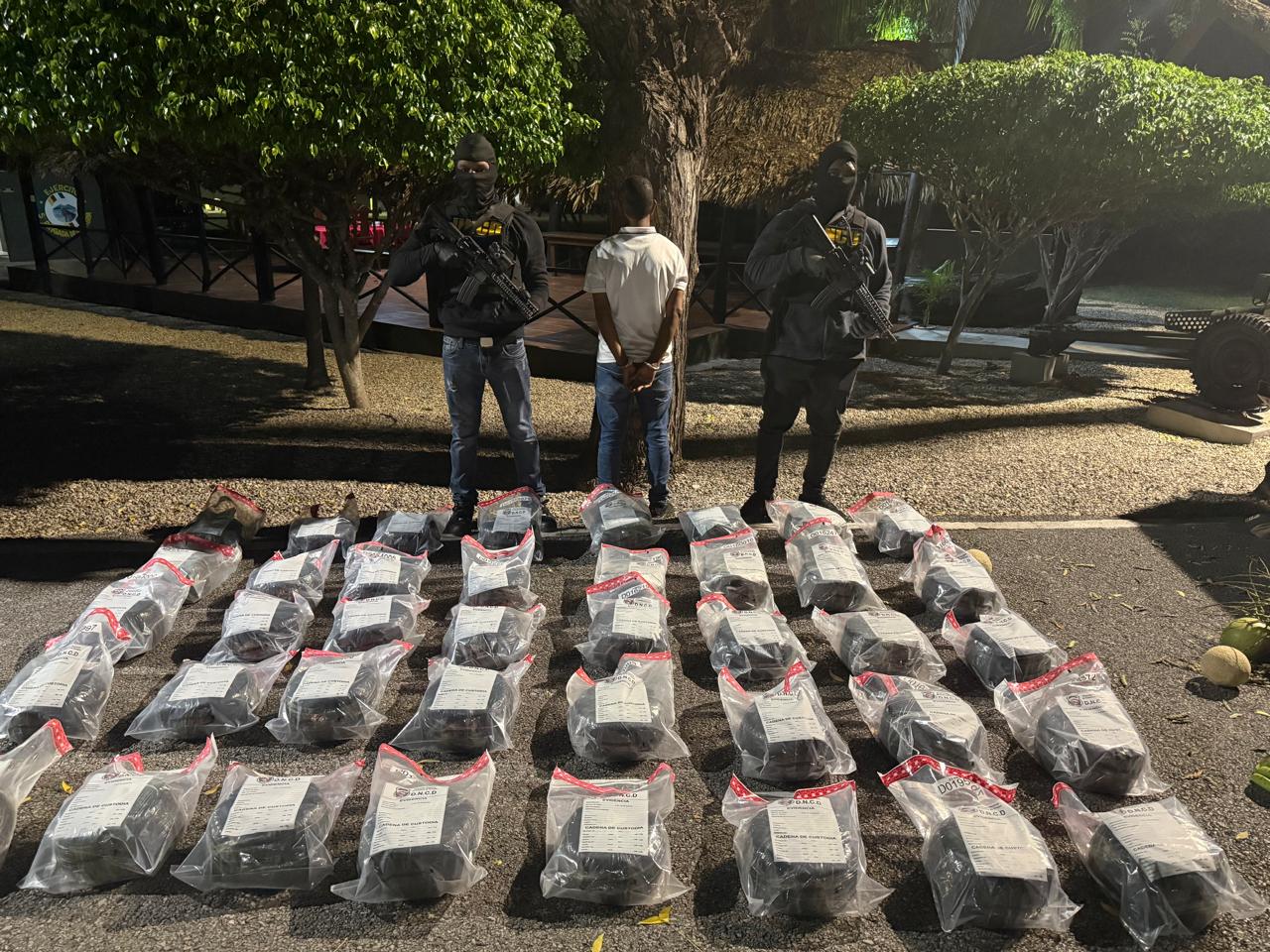 Autoridades desarticulan red de narcotráfico, con incautación de marihuana, vehículos y armas