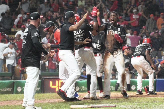 Leones remontan para vencer a Toros y lideran final beisbol RD