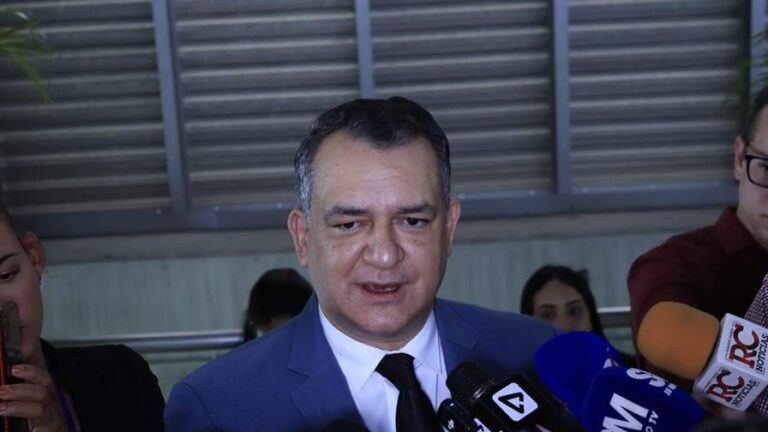 El presidente de la JCE advierte portadores de cédula falsas "van a caer presos" si van a renovarla