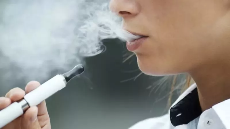 Una hora de vape equivale a 100 cigarrillos: el impacto real en dientes y encías