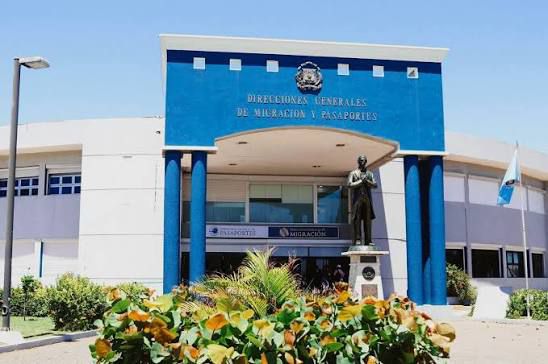 Mediante rastreo GPS, hombre localiza vehículos retenidos por Migración y asignados a empleados de la entidad