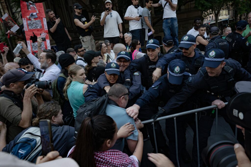 La Policía detiene a 27 personas tras tensión en protesta por visita de Herzog a Australia