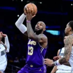 LeBron James es jugador de mayor edad con triple-doble